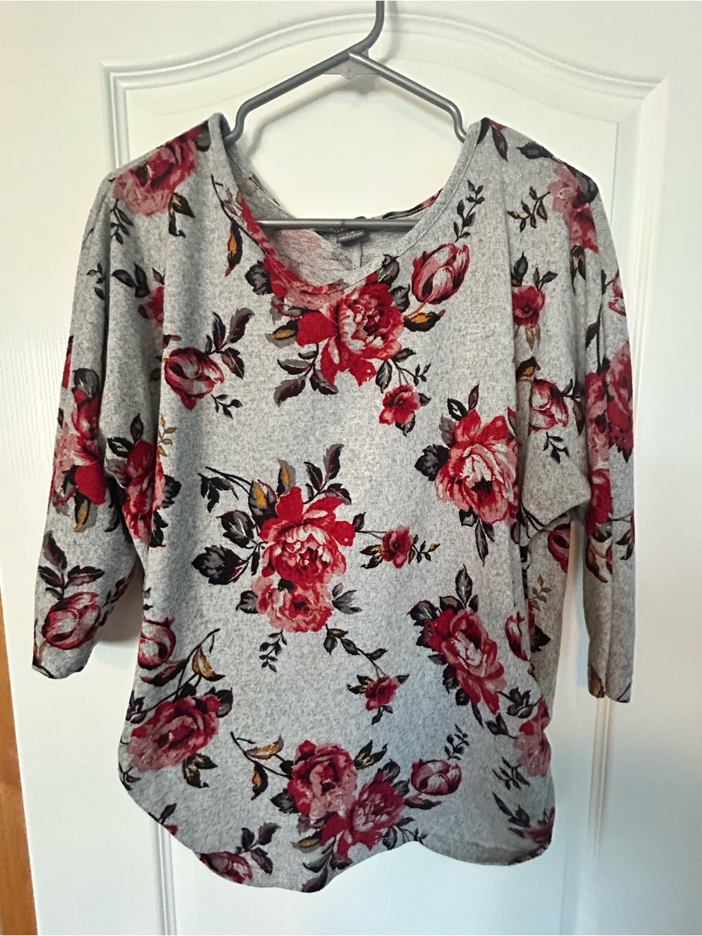 Women’s Gray Floral Scoop Neck Top with Red Rose Print from Suzy Sheir